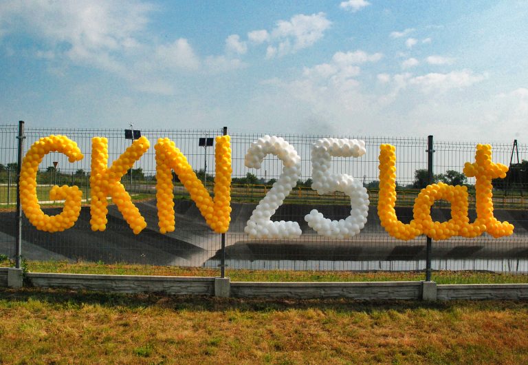 Napis z balonów na urodzinowy piknik firmowy