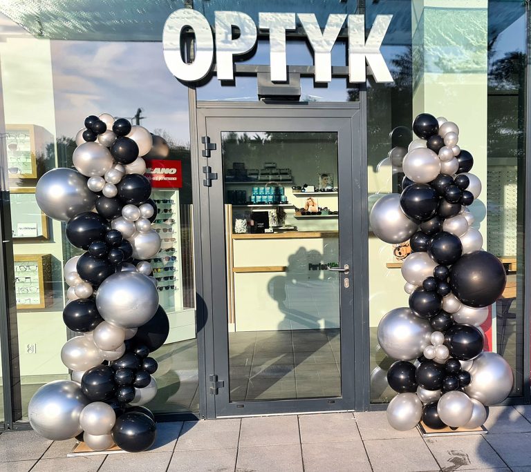 Organiczne kolumny z balonów na otwarcie Optyka