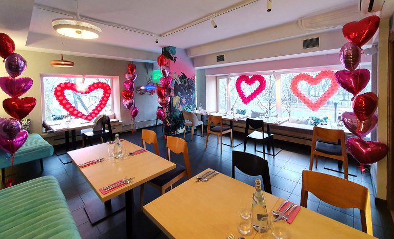 Walentynkowa dekoracja balonowa w restauracji