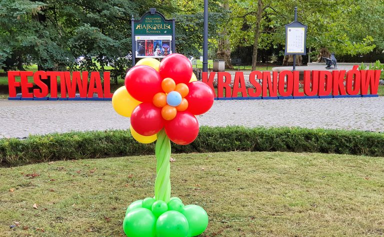 Kwiatek z balonów na imprezę w parku