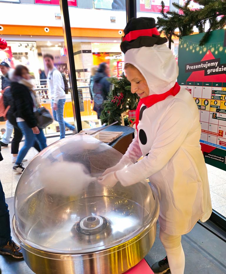 Kręcenie waty cukrowej na event w Galerii Dominikańskiej