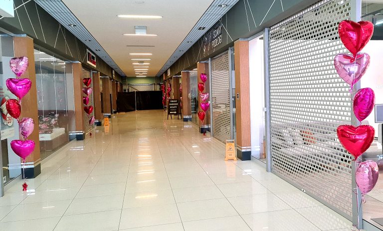 Walentynkowa dekoracja galerii stroikami helowymi
