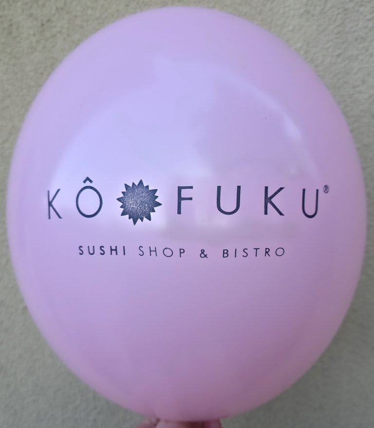 Różowy balon z czarnym nadrukiem