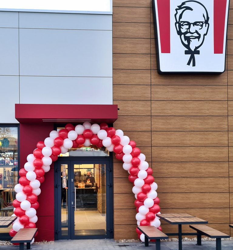 brama z balonów na otwarcie restauracji KFC