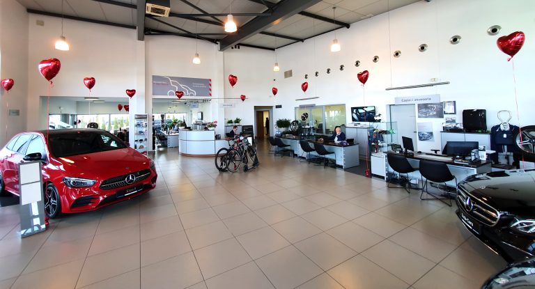 Walentynkowa dekoracja balonami sercami w salonie Mercedesa