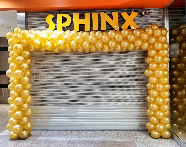 Brama z balonów na otwarcie restauracji Sphinx