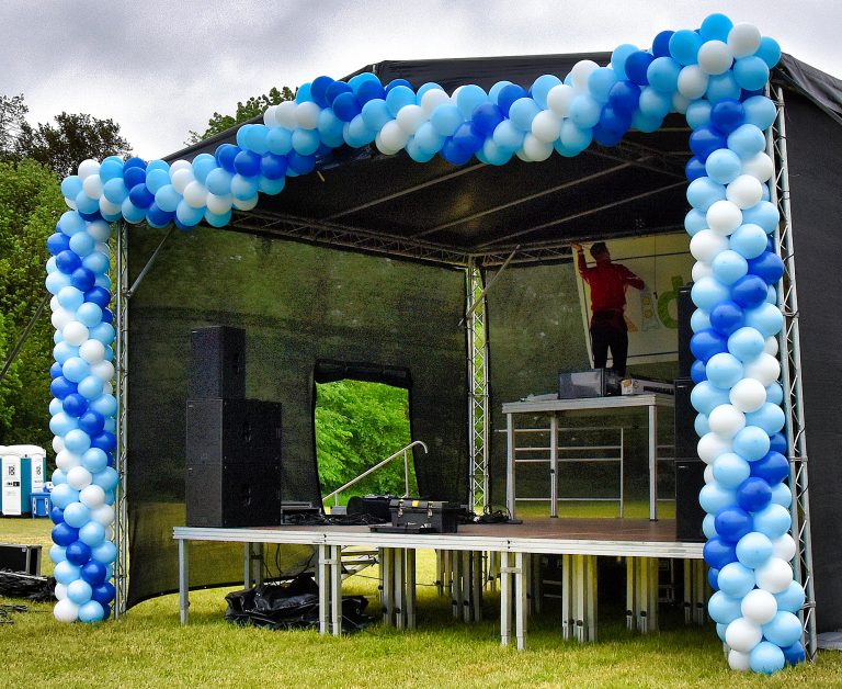 Balonowe girlandy jako dekoracje sceny
