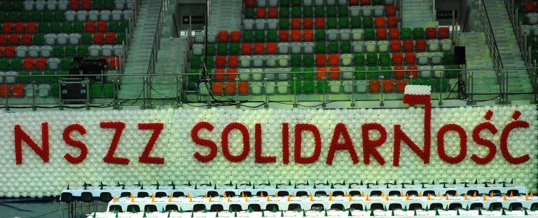 Ściana z balonów z napisem NSZZ SOLIDARNOŚĆ