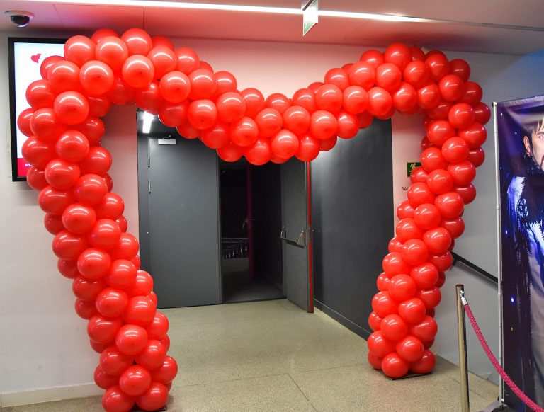 Brama balonowa serce w kompleksie Hali Stulecia