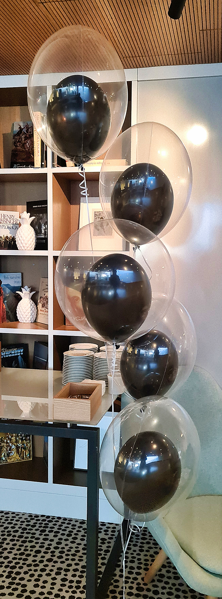 Balony w balonie napełnione helem w hotelu na konferencję firmową