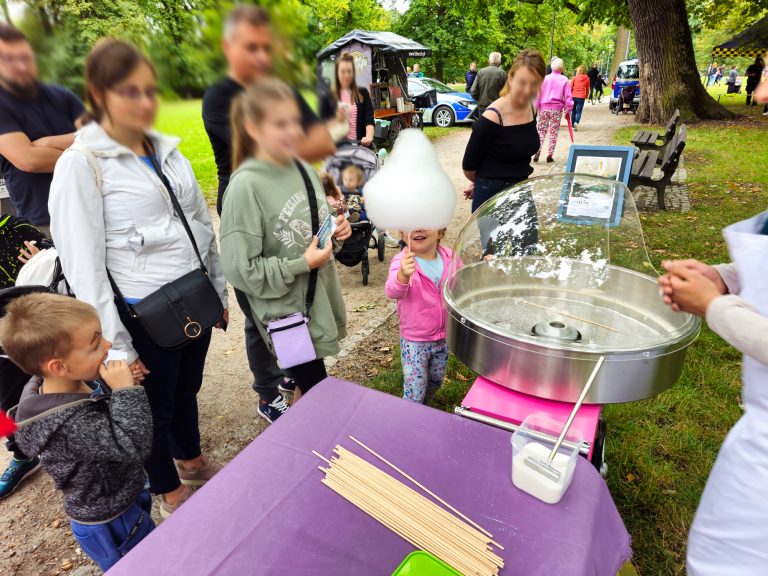 Wata cukrowa na festynie Rady Osiedla