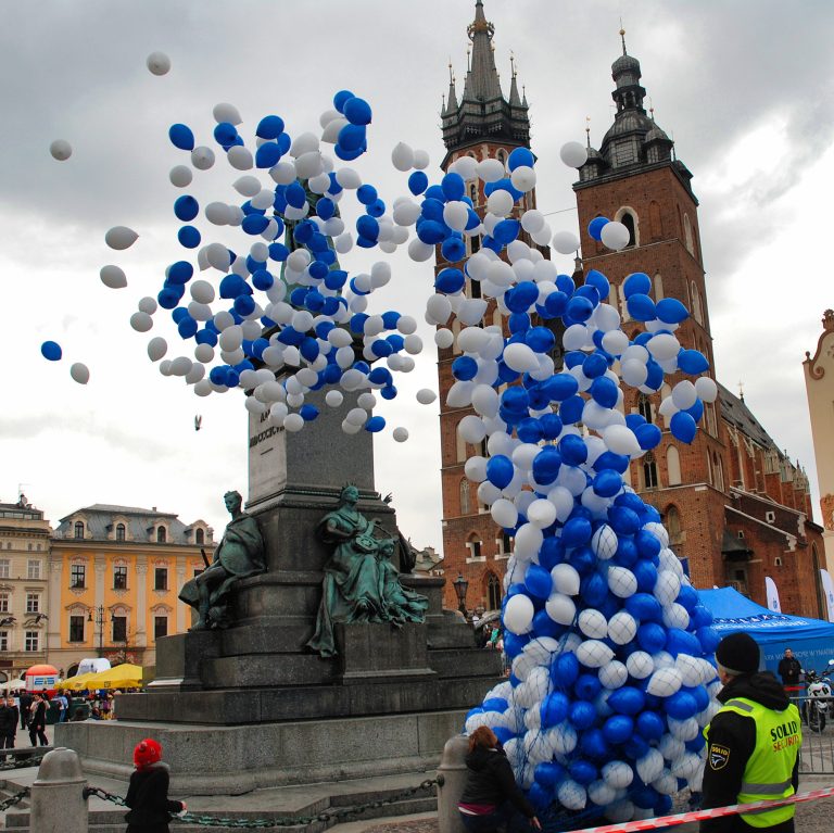 Kraków, Rynek - wypuszczamy 1000 balonów z helem