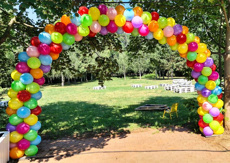 Kolorowa brama z balonów na pikniku rodzinnym