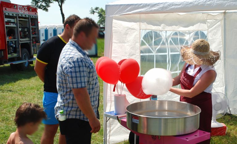 Wata cukrowa na pikniku rodzinnym dla rolników