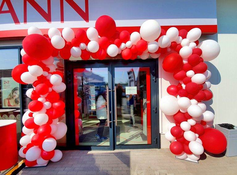 Brama z balonów na otwarcie drogerii Rossman