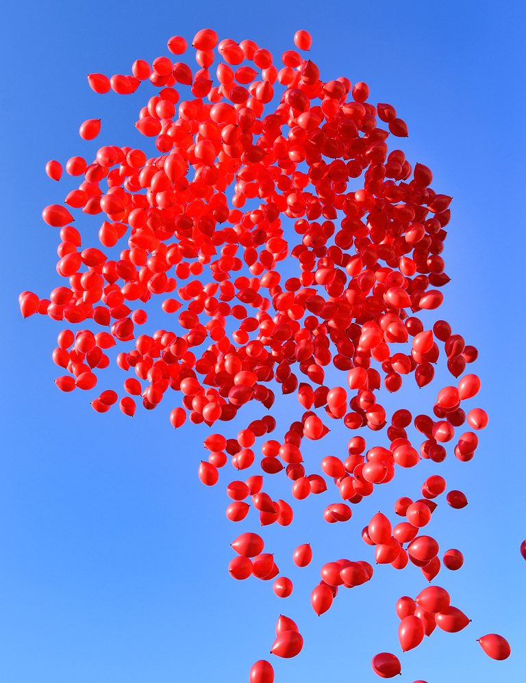 Atrakcja na walentynki, wypuszczenie 1000 balonów z helem.