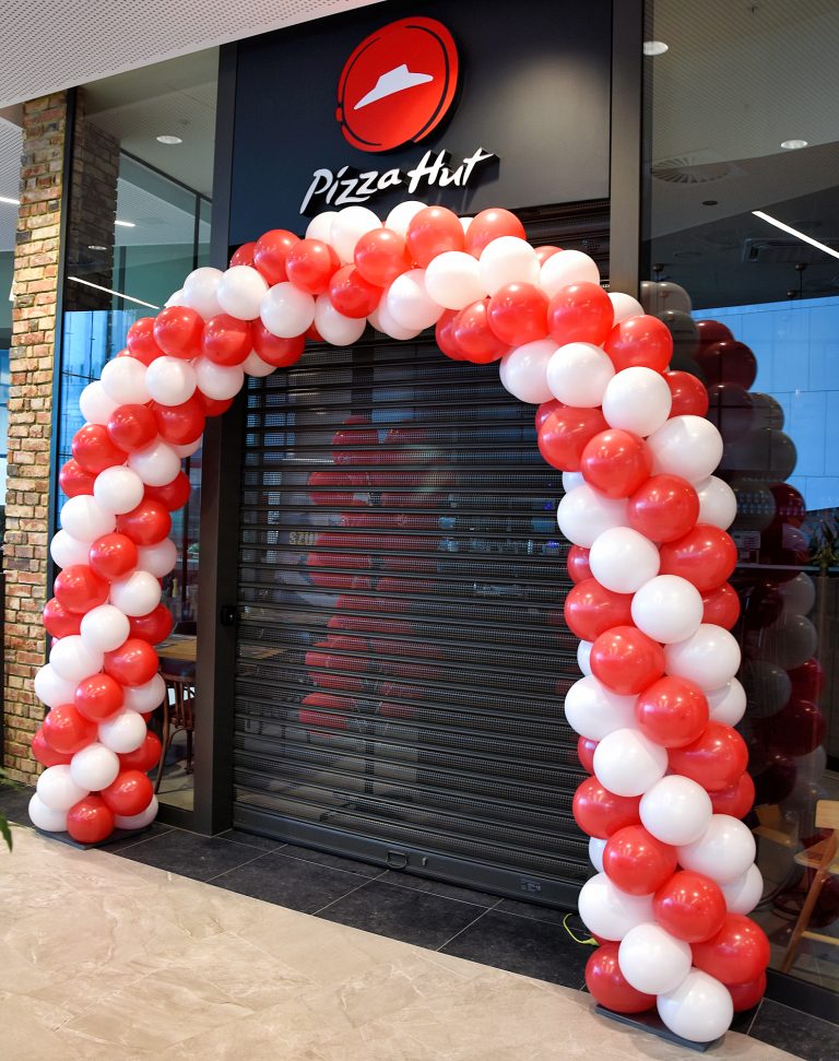 Brama z balonów na otwarcie restauracji Pizza Hut