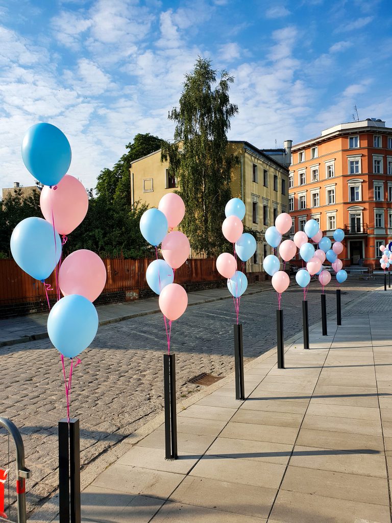Balony z helem jako dekoracja na dzień otwarty przychodni