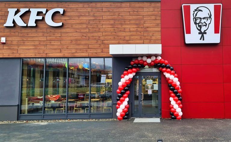 Brama z balonów na otwarcie restauracji KFC