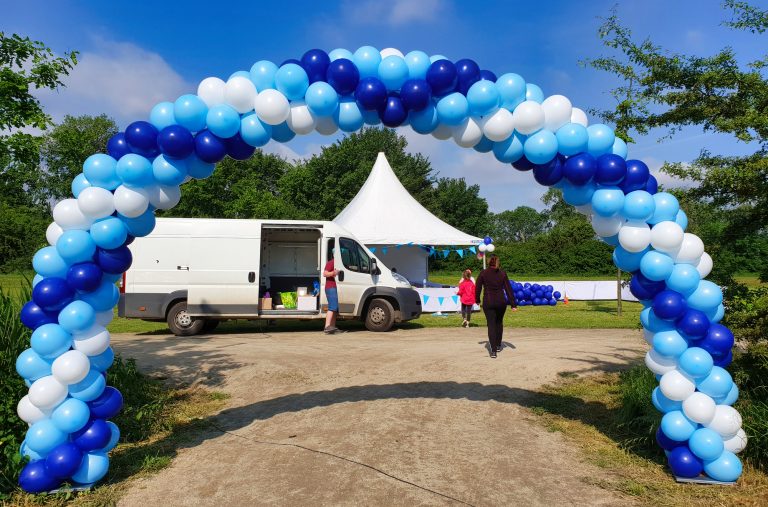 Brama balonowa jako dekoracja wejścia na piknik z okazji Dnia Dziecka