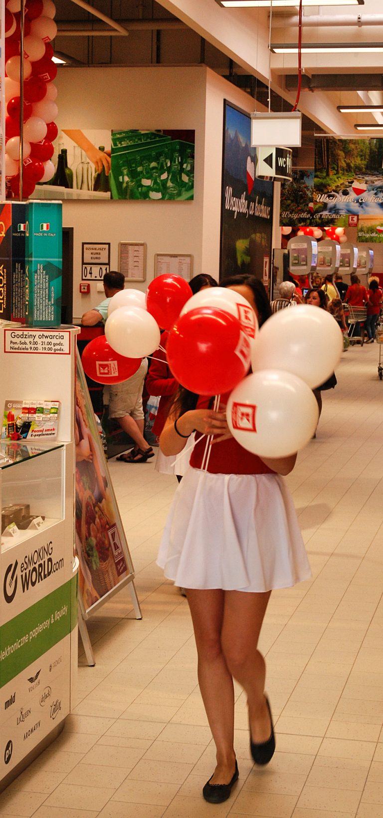 Balony z logo na patyczkach dla klientów sklepu Kaufland