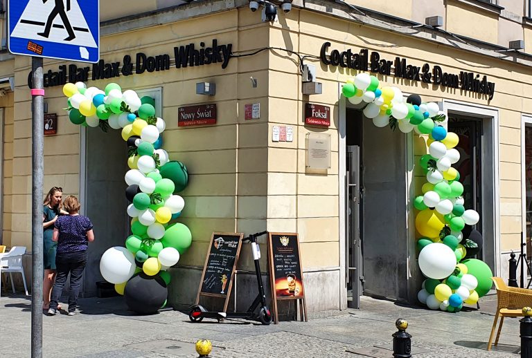 Organiczna dekoracja z balonów na otwarcie Domu Whisky