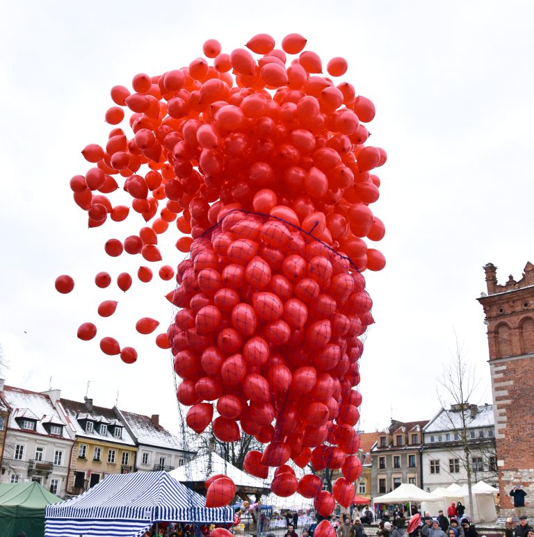 Wypuszczanie 1000 balonów z helem