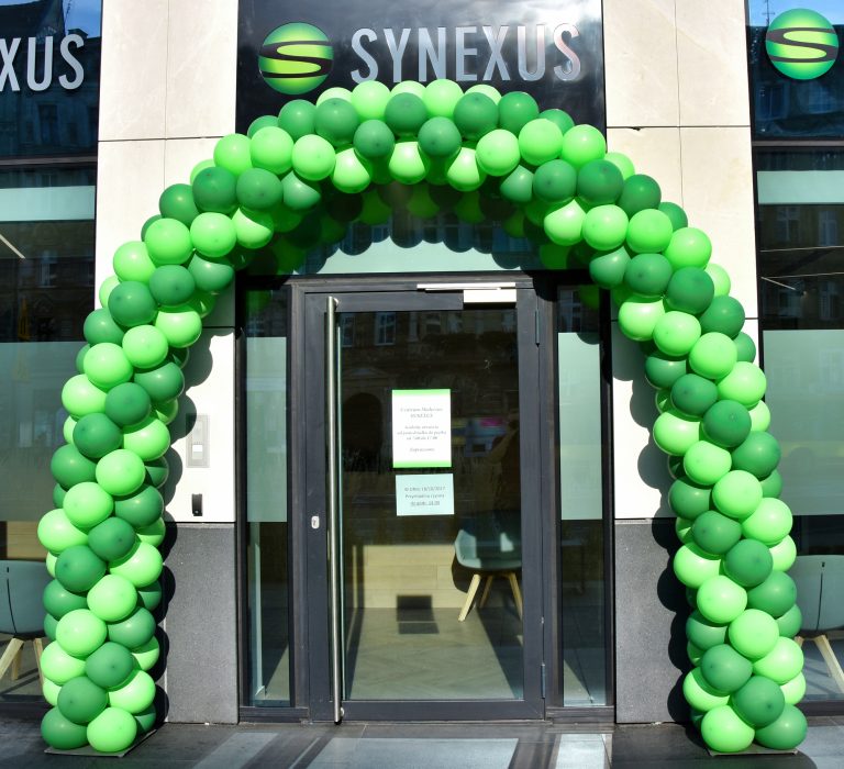Brama z balonów na otwarcie przychodni Synexus