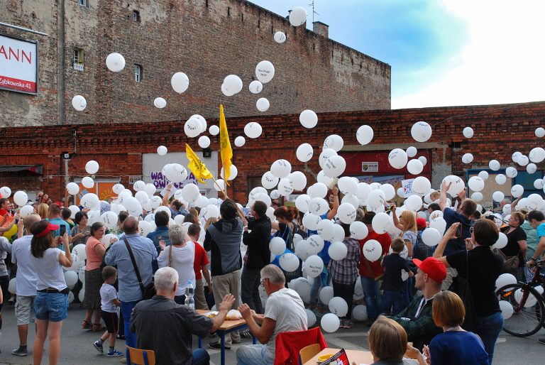 Zrzucone 1000 balonów spada na uczestników eventu na warszawskiej Pradze