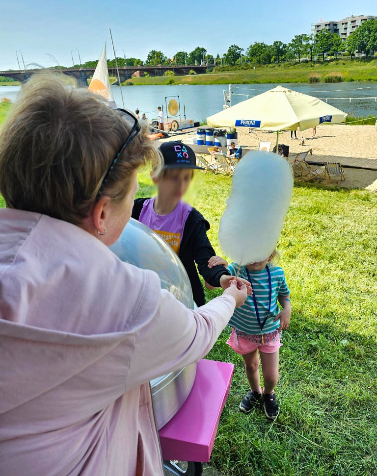 Wata cukrowa na pikniku nad Odrą we Wrocławiu
