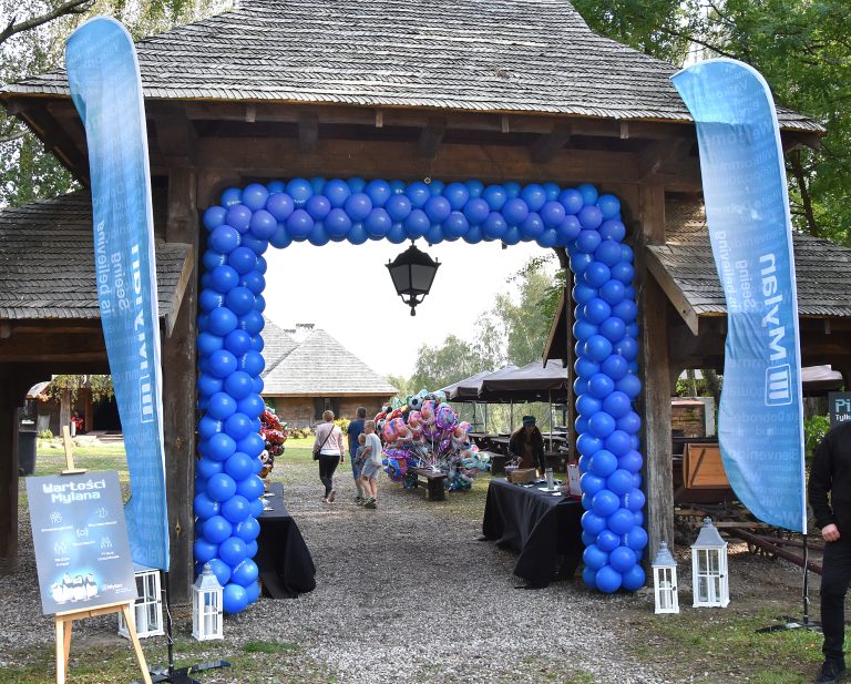 Brama z balonów jako dekoracja wejścia na piknik rodzinny