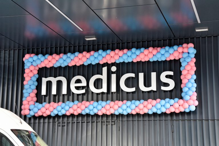 Ramka z balonów na urodziny przychodni Medicus