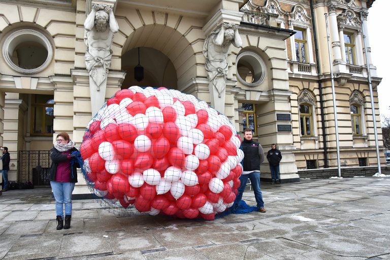 Gotowość do puszczenia w niebo 1000 balonów helowych