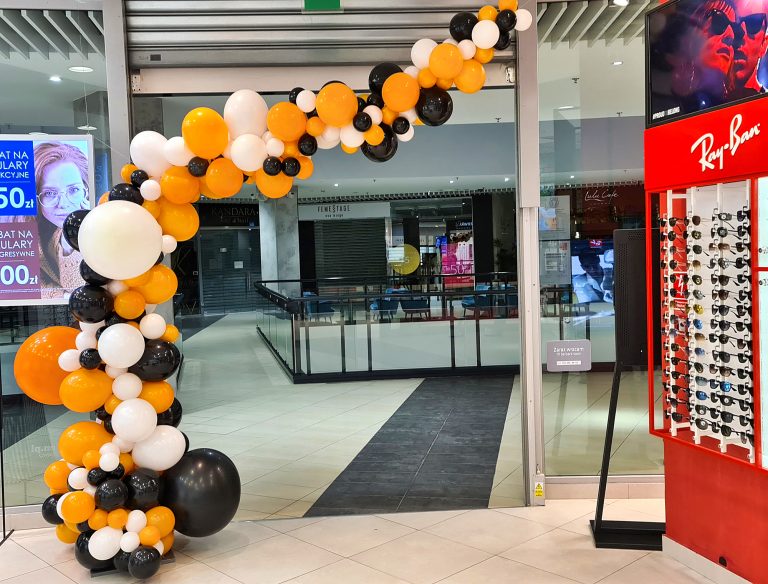 Organiczna dekoracja z balonów w salonie optycznym
