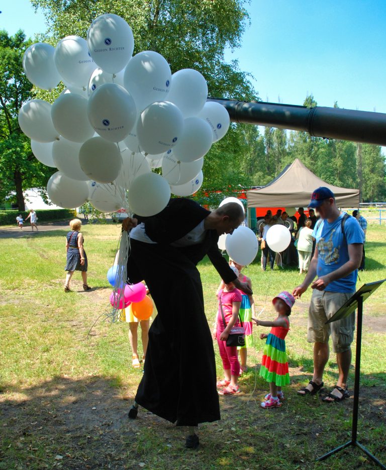 Rozdawanie balonów z helem na pikniku