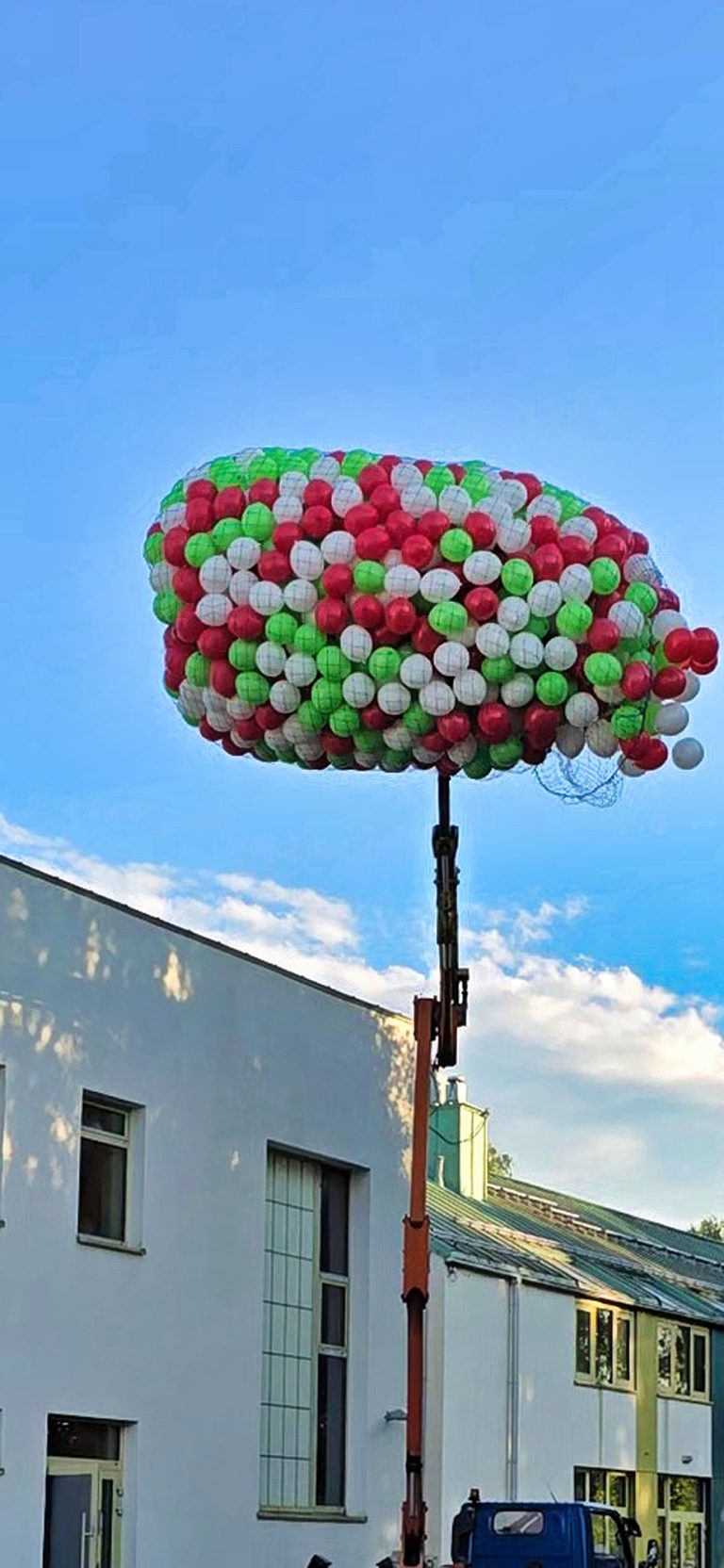 Zrzucanie 1000 balonów na zakończenie roku szkolnego w warszawskiej szkole