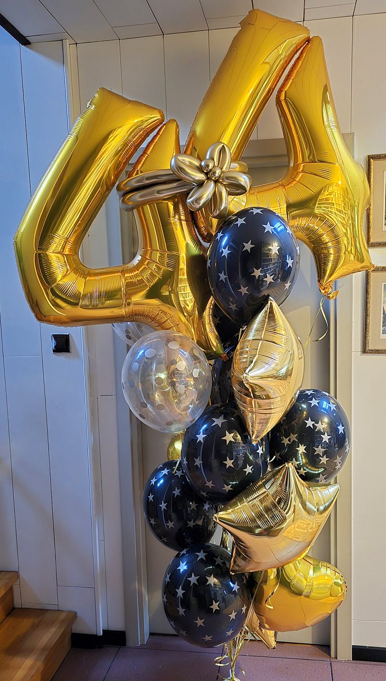 Stroik z balonów helowych na 44 urodziny.