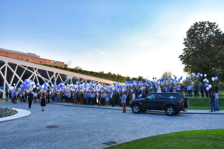 Załoga firmy z balonami helowymi gotowa do wypuszczenia ich