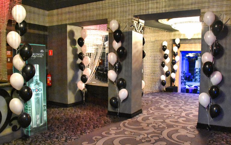 Balony z helem w wysokich stroikach na imprezę firmową