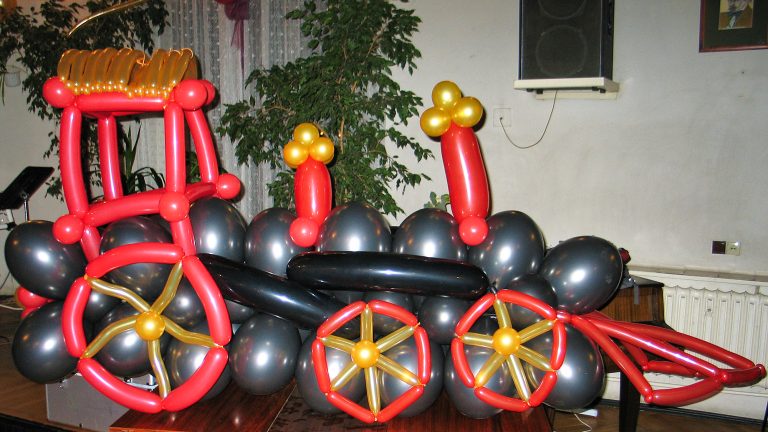 Balonowa lokomotywa na uroczystość jubileuszową kolejarza