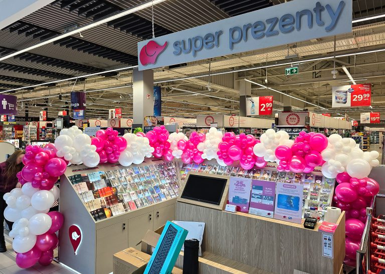 Organiczna dekoracja z balonów na otwarcie stoisk firmy Super Prezenty
