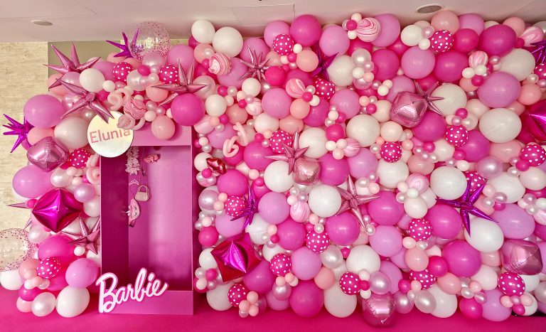 Urodzinowa ścianka z balonów w stylu Barbie.