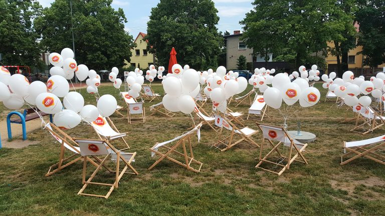 Balony z helem zamocowane do leżaków