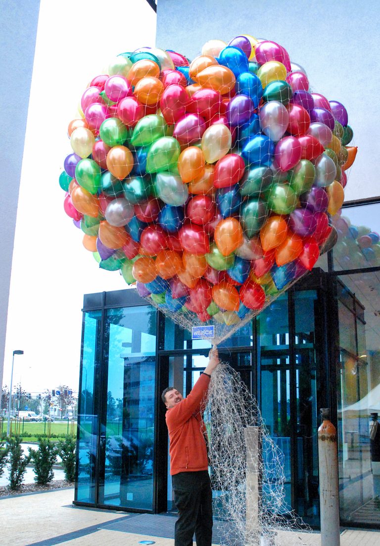 Balony z helem przygotowane do puszczenia