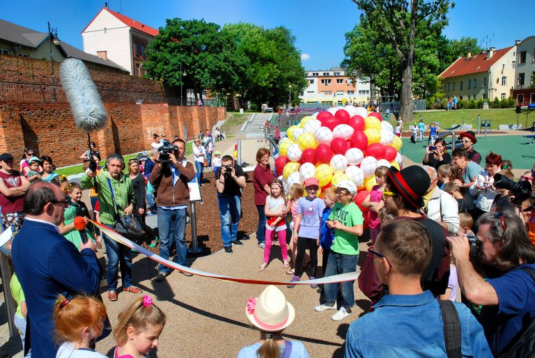 Gotoi do pszczenia balonów helowych na placu zabaw w Oleśnicy