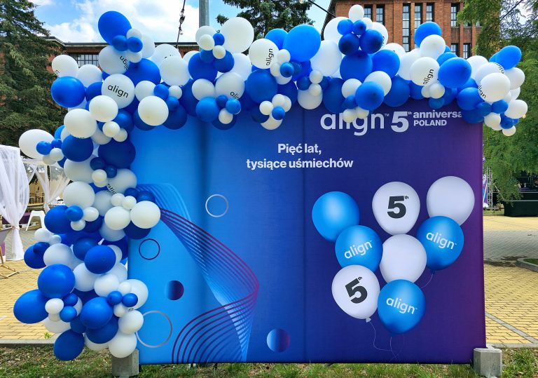 Organiczne dekoracje z balonów na 5 urodziny firmy Align
