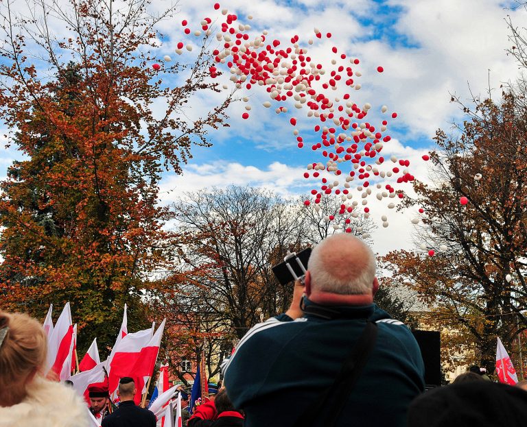 Świdnica uroczystości patriotyczne w czasie których wypuściliśmy balony z helem