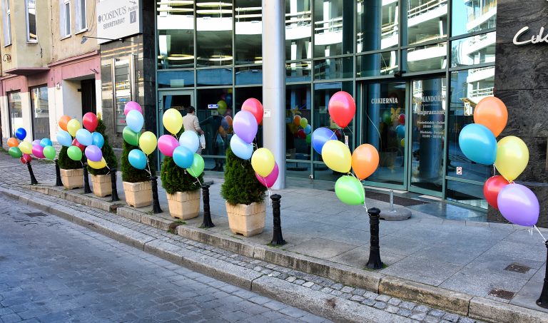 Balony z helem na ulicy Komandorskiej we Wrocławiu