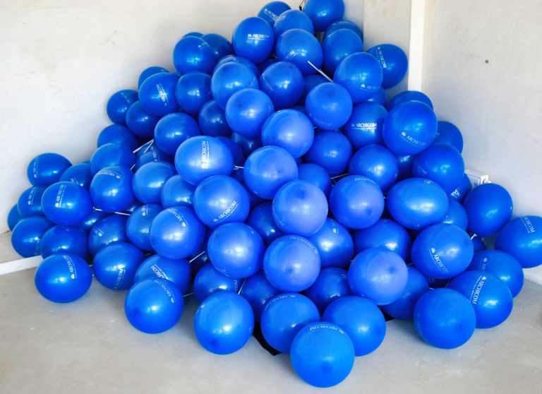 Balony z logo na patyczkach przygotowane do rozdawania
