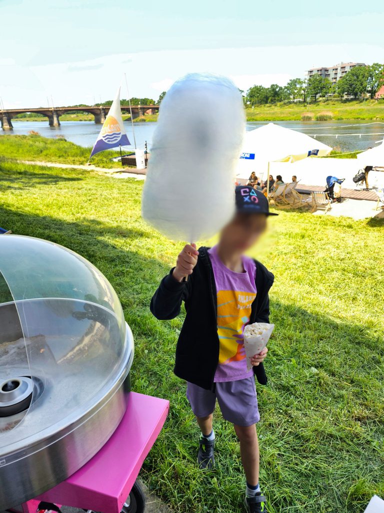 Wata cukrowa na pikniku nad Odrą